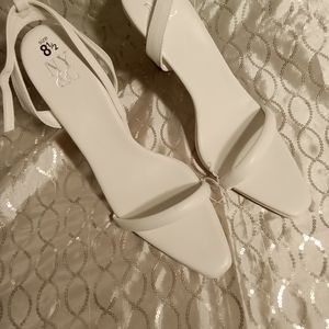NWT NY & Co white heels